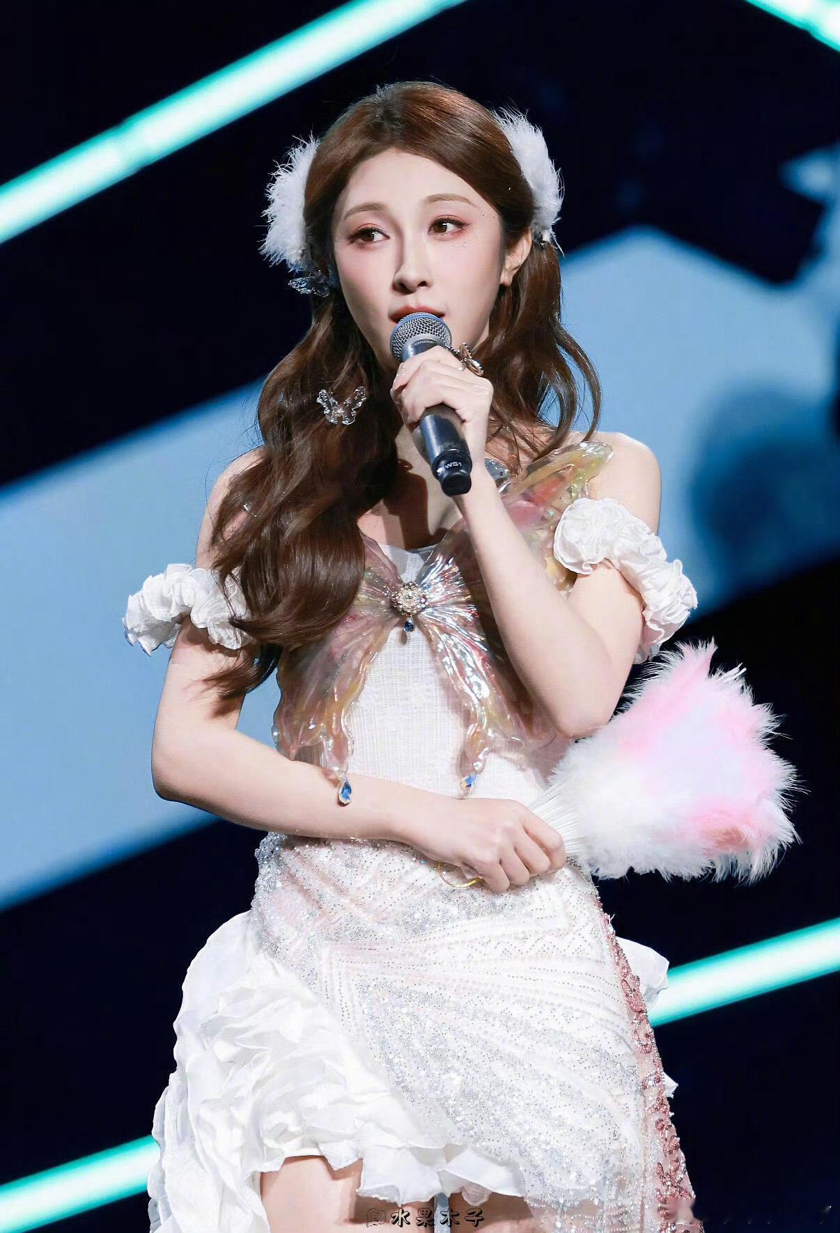 谁被张小婉的千禧造型戳中了？色彩碰撞，把身材线条衬得绝了，每套都这么好看，求姐姐