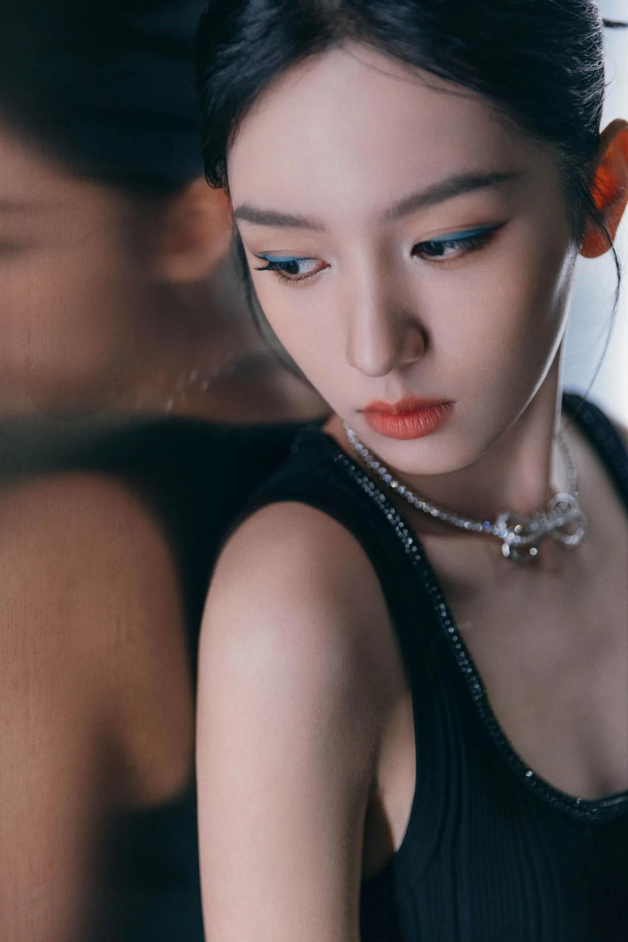 周也美图分享，黑色吊带毛衣配牛仔裙，优雅美丽周也​​周也写真照周也仙女裙