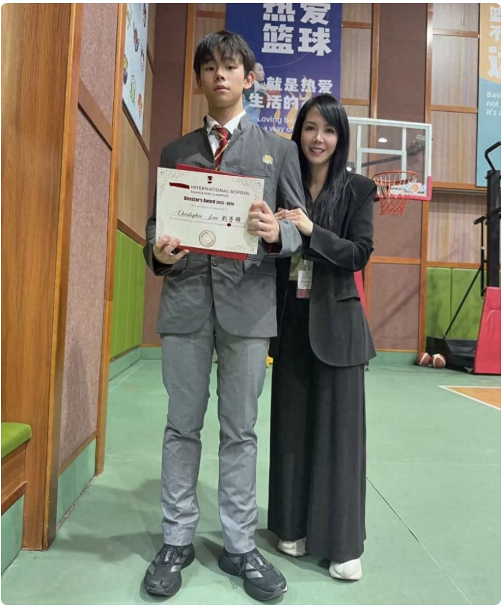 吕丽君罕晒母子合照，16岁刘子峰身高已超过妈妈，长得不像刘銮雄