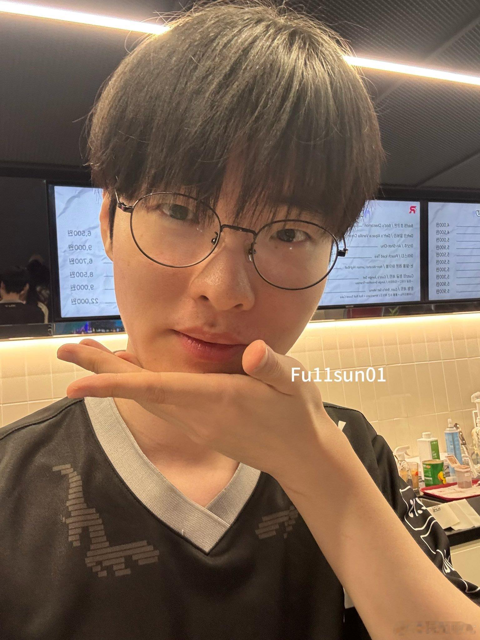 一日店长哥酱可爱捏~🥰🤲cr.fu11sun012025lck英雄联盟Ra