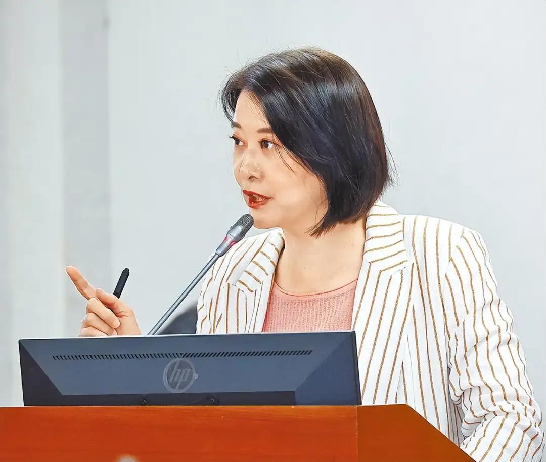 王鸿薇10日发现，一件高达8亿多元新台币的采购案，品项为“武器弹药及零件”，但得