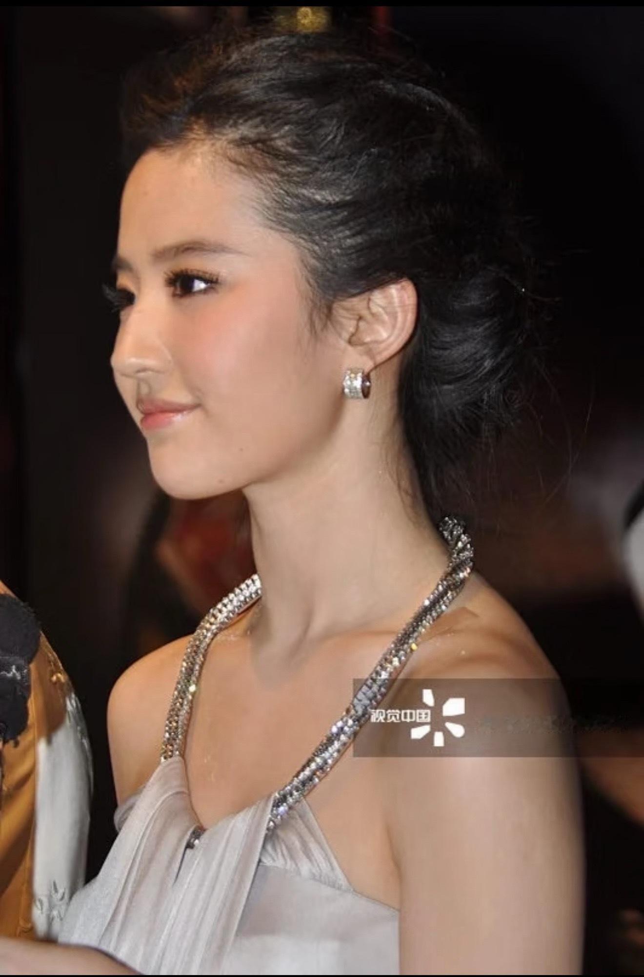 一组09年的刘亦菲…顶级腕表品牌罗杰杜彼中国首家专门店剪彩…这件礼服好特别啊…​