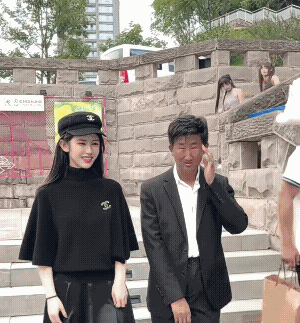 据说这男的是亿万富翁？看到他再看马云，我感觉顺眼多了![捂脸哭]