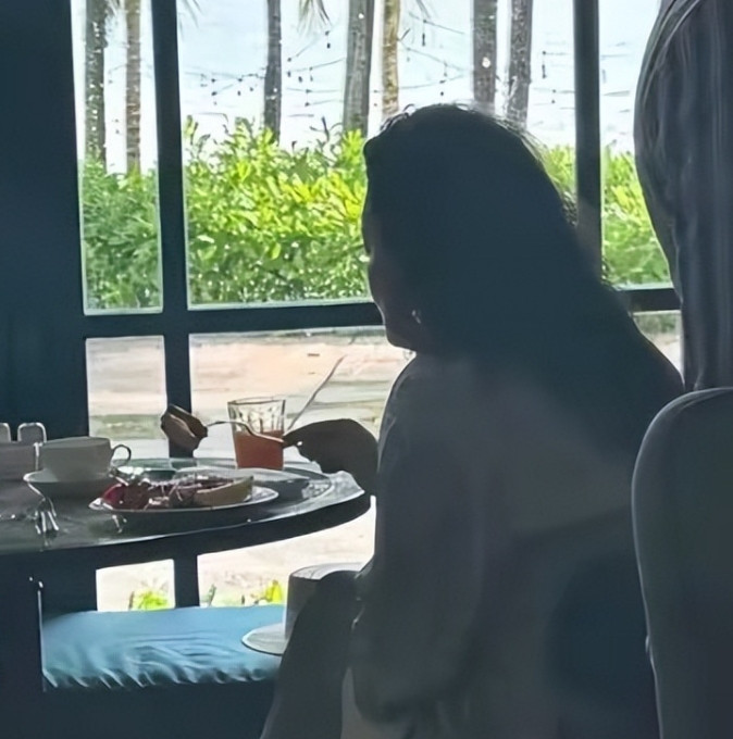 张兰现身越南富国岛，穿花裙踩高跟鞋富贵又洋气，和长发男子用餐