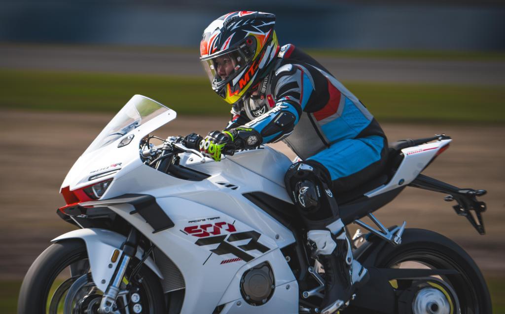 再燃引擎！打破欧美日37年垄断的张雪机车，再度出征世界超级摩托车锦标赛荷兰站，在