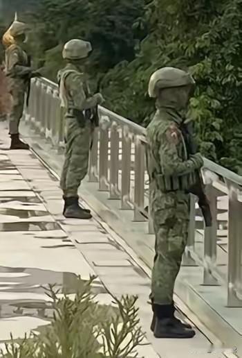 大家再被误导了，这根本就不是解放军战士，看看他们手中的步枪就明白了，这是缅甸的小