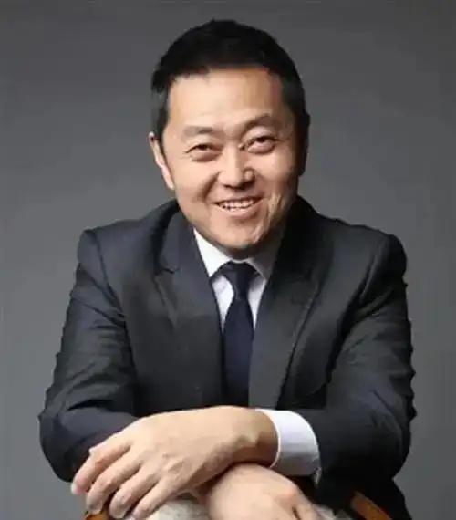 中国千亿富豪左晖因肺癌去世后，留下了1038亿身家，可谓是生不带来死不带去，奇怪