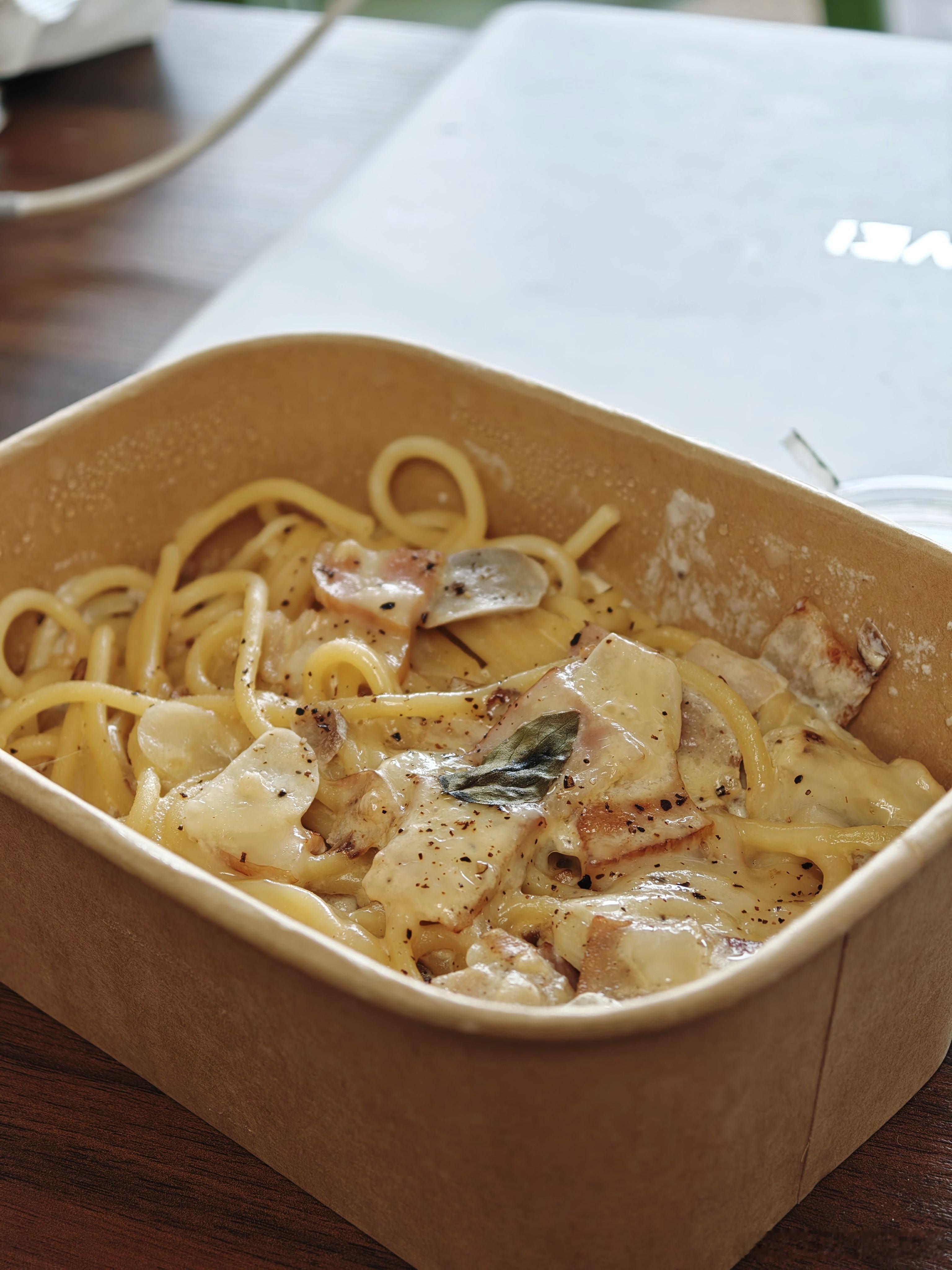中午点了份奶油培根蘑菇意面～一个人干完这一碗，多少还是有点腻的下午要出门拍车啦！