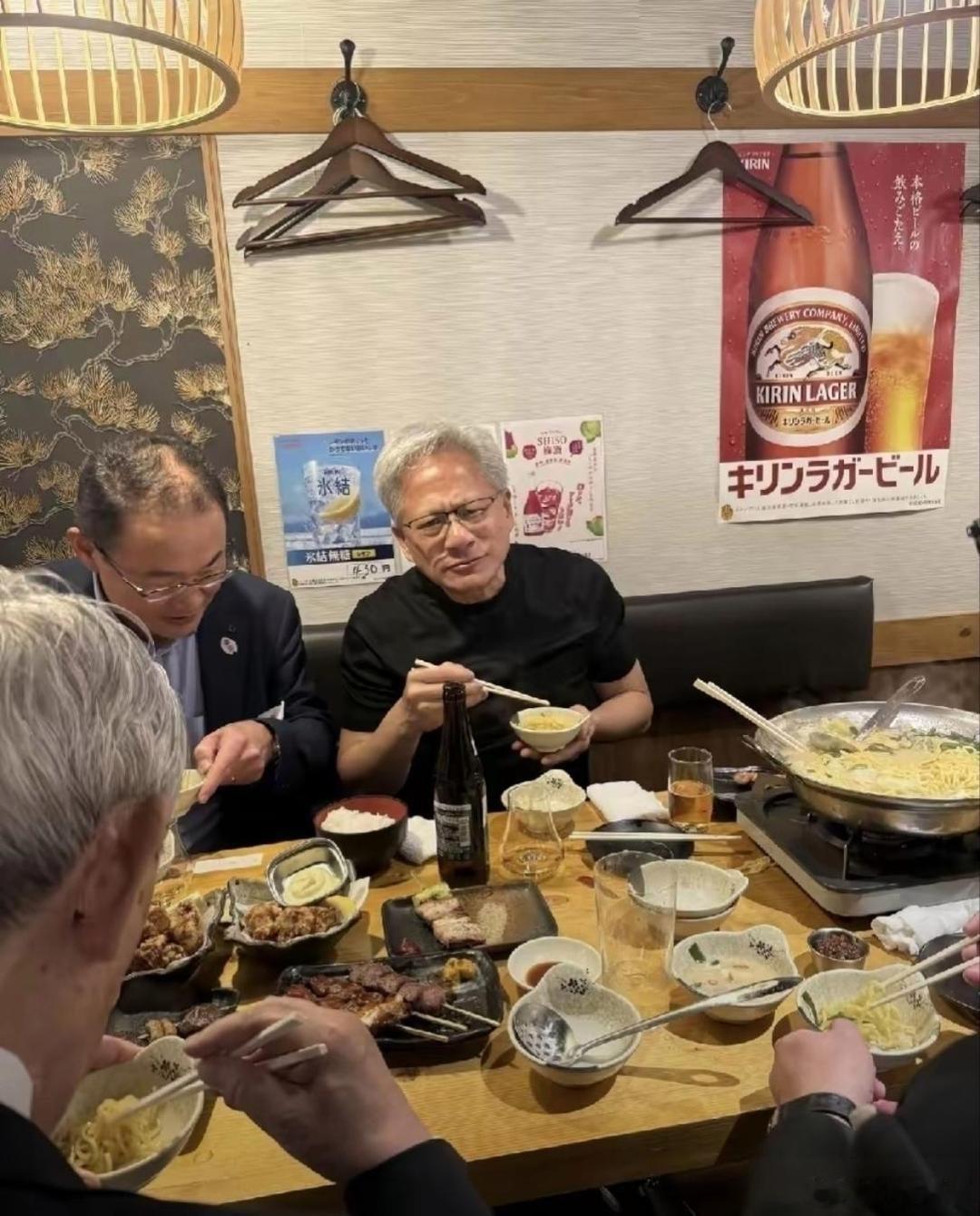 黄仁勋这么有钱，居然吃得这么普通。​​​