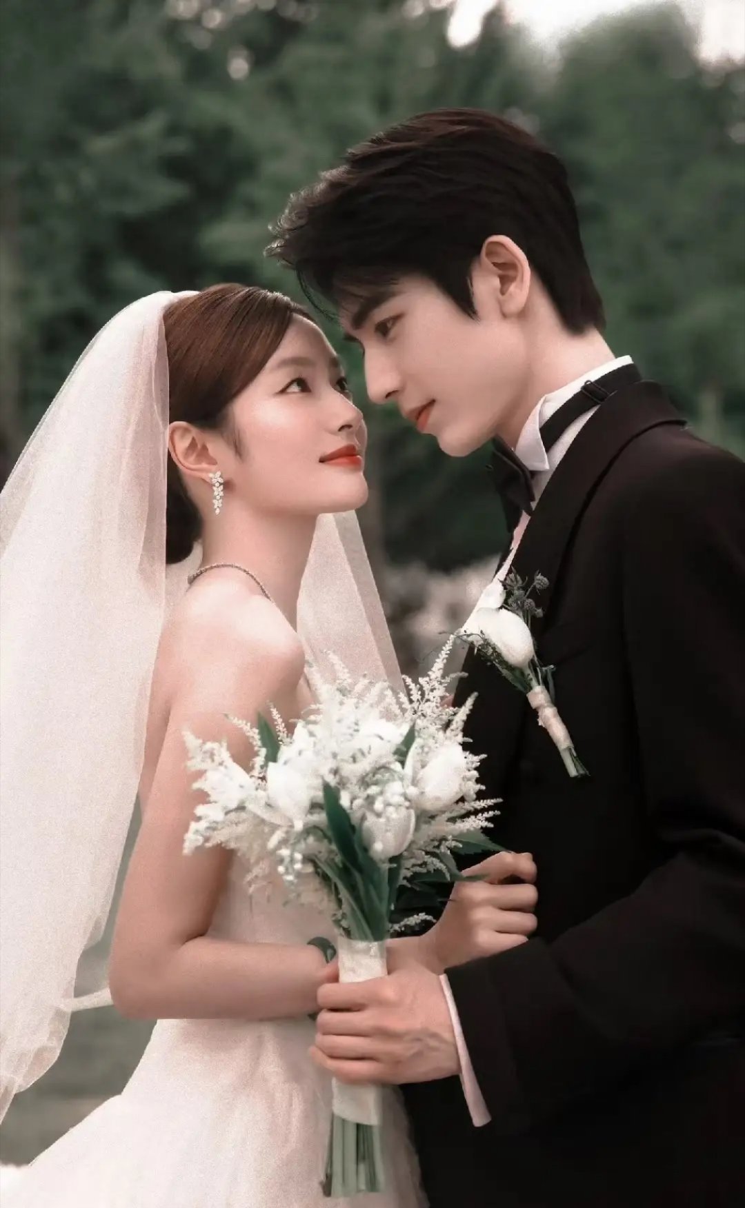 9对明星婚纱剧照，您最爱哪一对儿？1.赵露思＆陈伟霆《许我耀眼》2.迪丽热巴＆杨