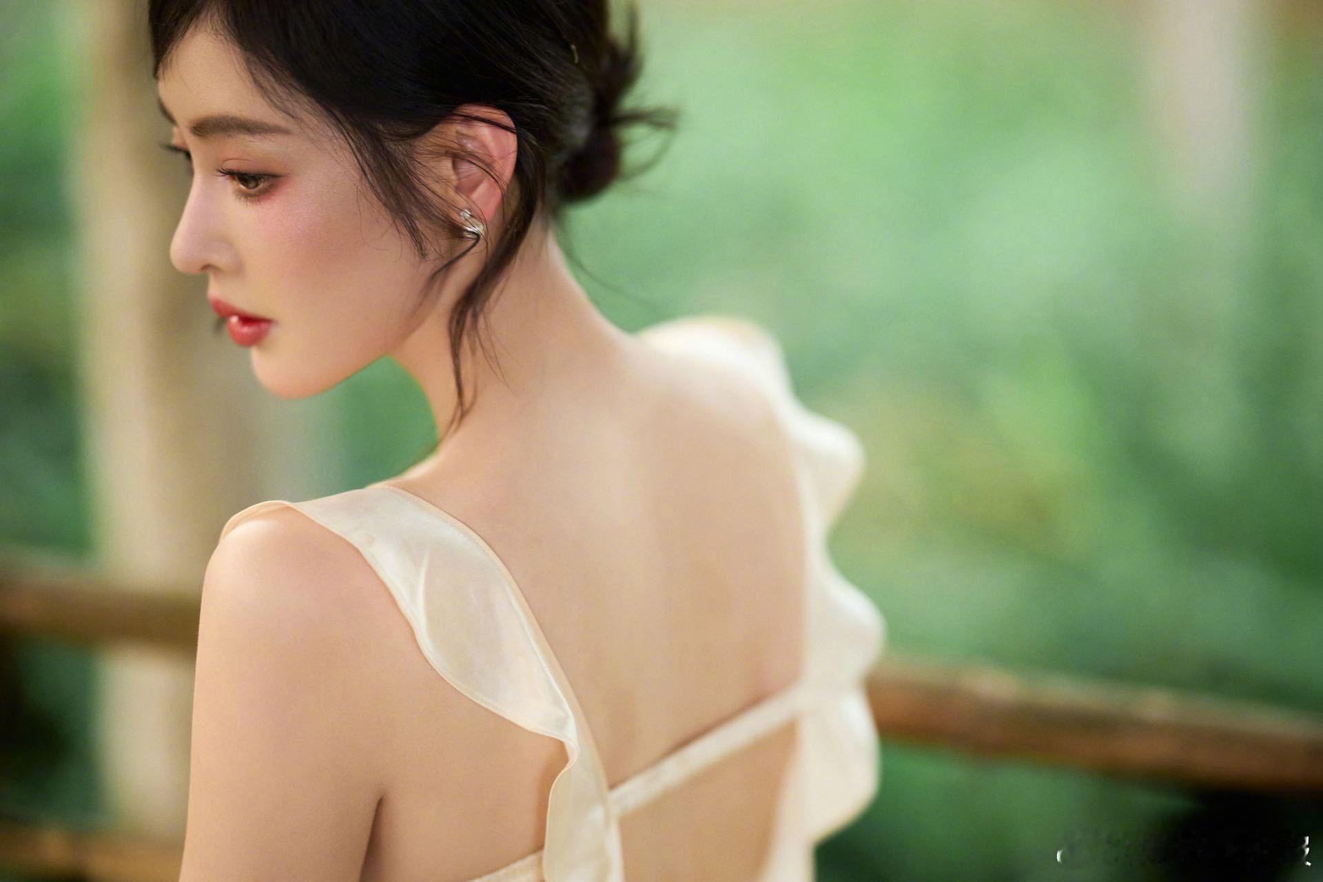 张天爱版纳限定妆是自己化的自己化版纳限定妆，清透灵动满屏生命力，姐姐手也太巧了