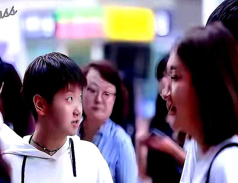 被说陪练也能翻身孙颖莎15岁进队就被喊挡路，老队员拿球往她身上砸，她一声