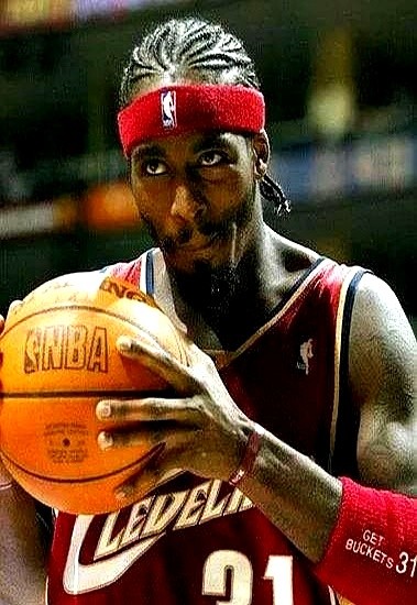 “我以为他是来辅佐我的。”这句话成了NBA里挺出名的一个笑话。2003年，18岁的詹姆斯顶着状元头衔
