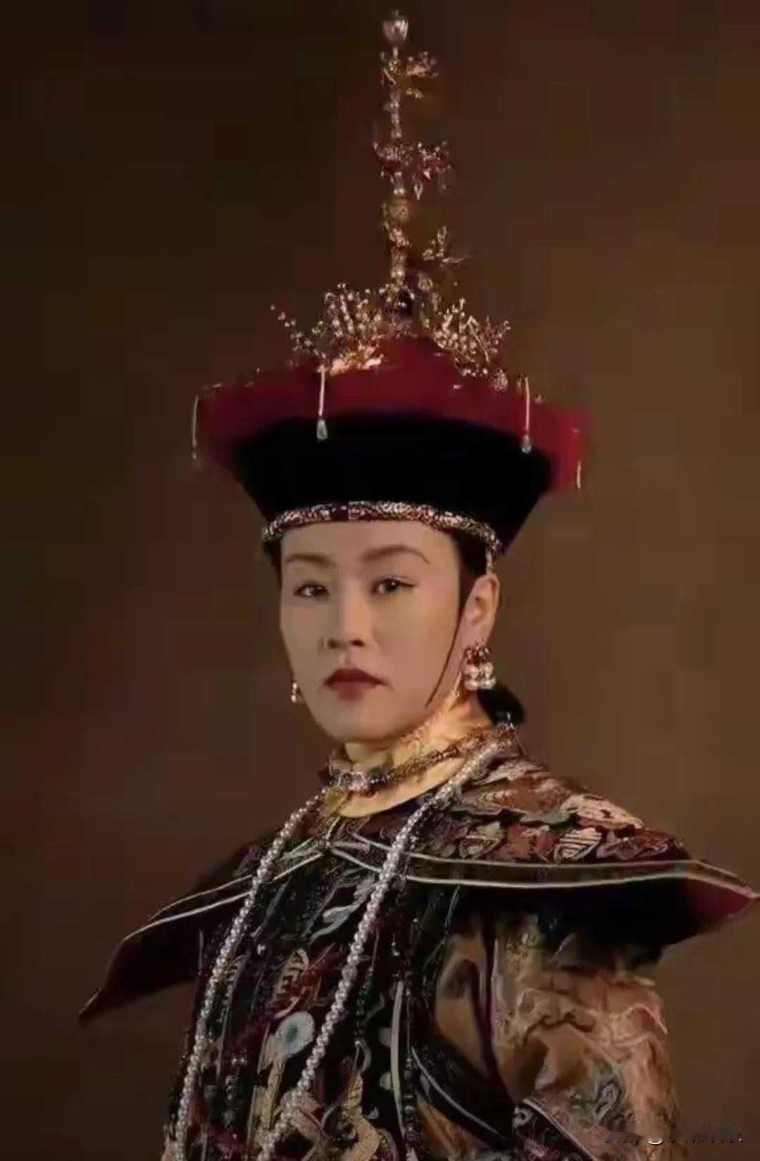 60岁生日这天，邬君梅没办派对，而是在小花园里种花。她平静地透露，结婚近30年的