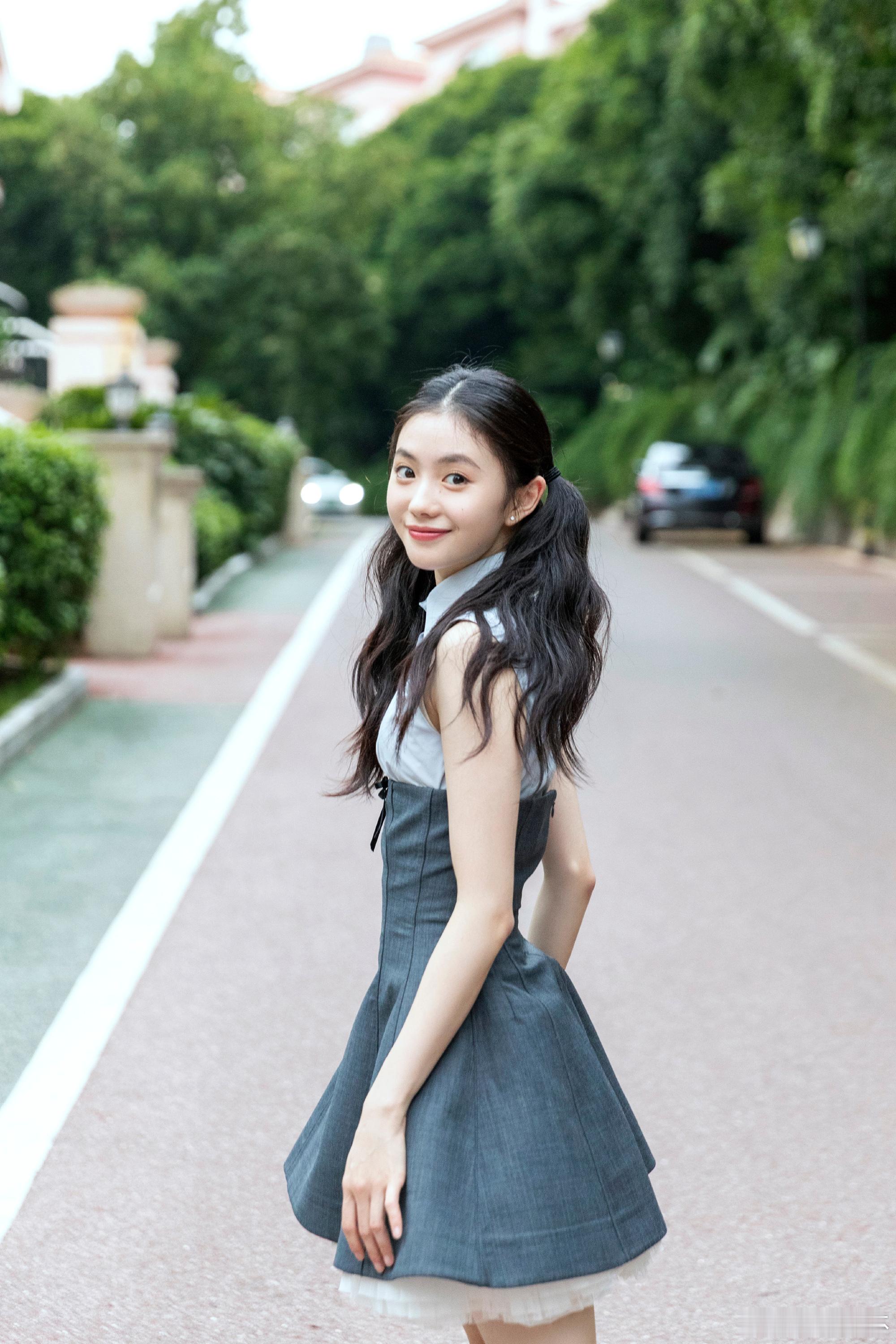 刘浩存，可爱马尾造型，甜美色彩少女格调。刘浩存
