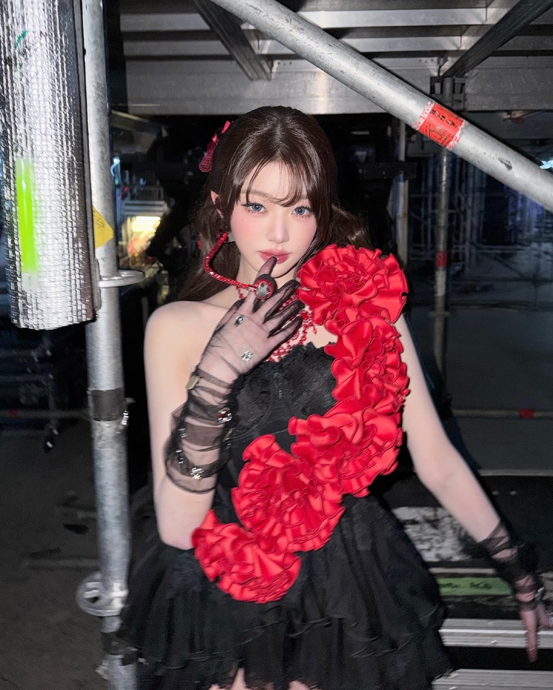 张元英后台自拍卷发造型张元英黑红玫瑰裙张元英风格也太多变啦，这些造型都好美[么