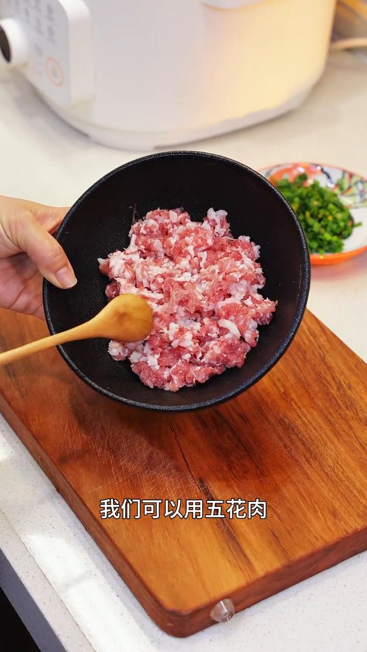 ·做酿豆腐用的肉末可以用五花肉或者是带肥的腿肉都行，买的时候可以让老板帮忙剁碎。