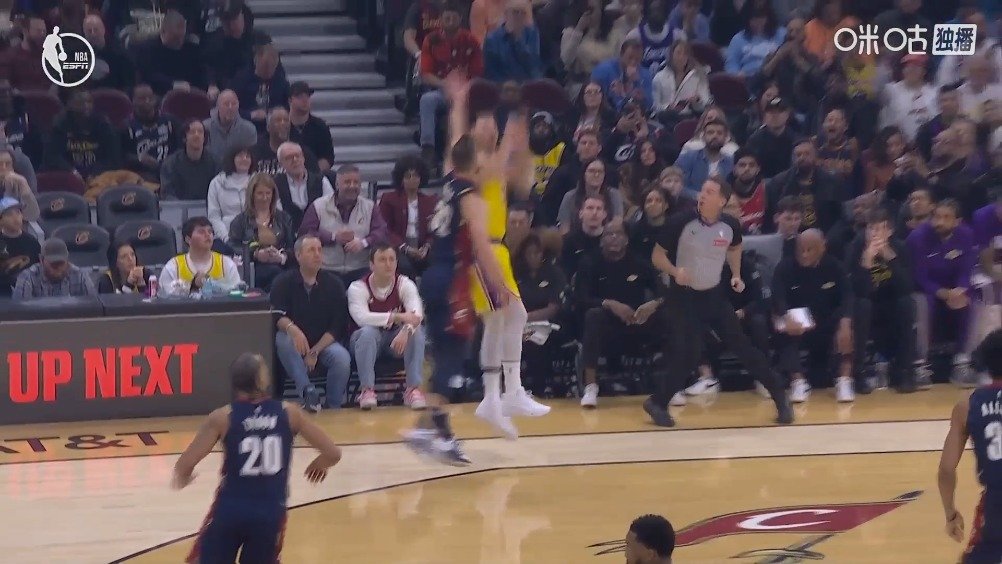 东契奇崴脚后连打27分钟##东契奇意外受伤#这是什么安排