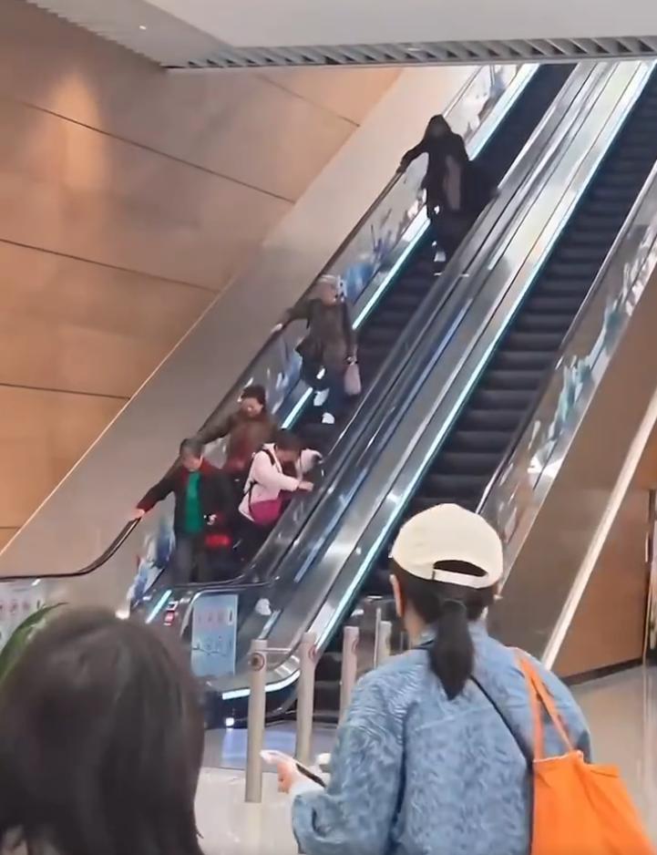 太危险了，这要是摔了算谁的？真的看得人捏一把冷汗！四川天府机场里，几位老人