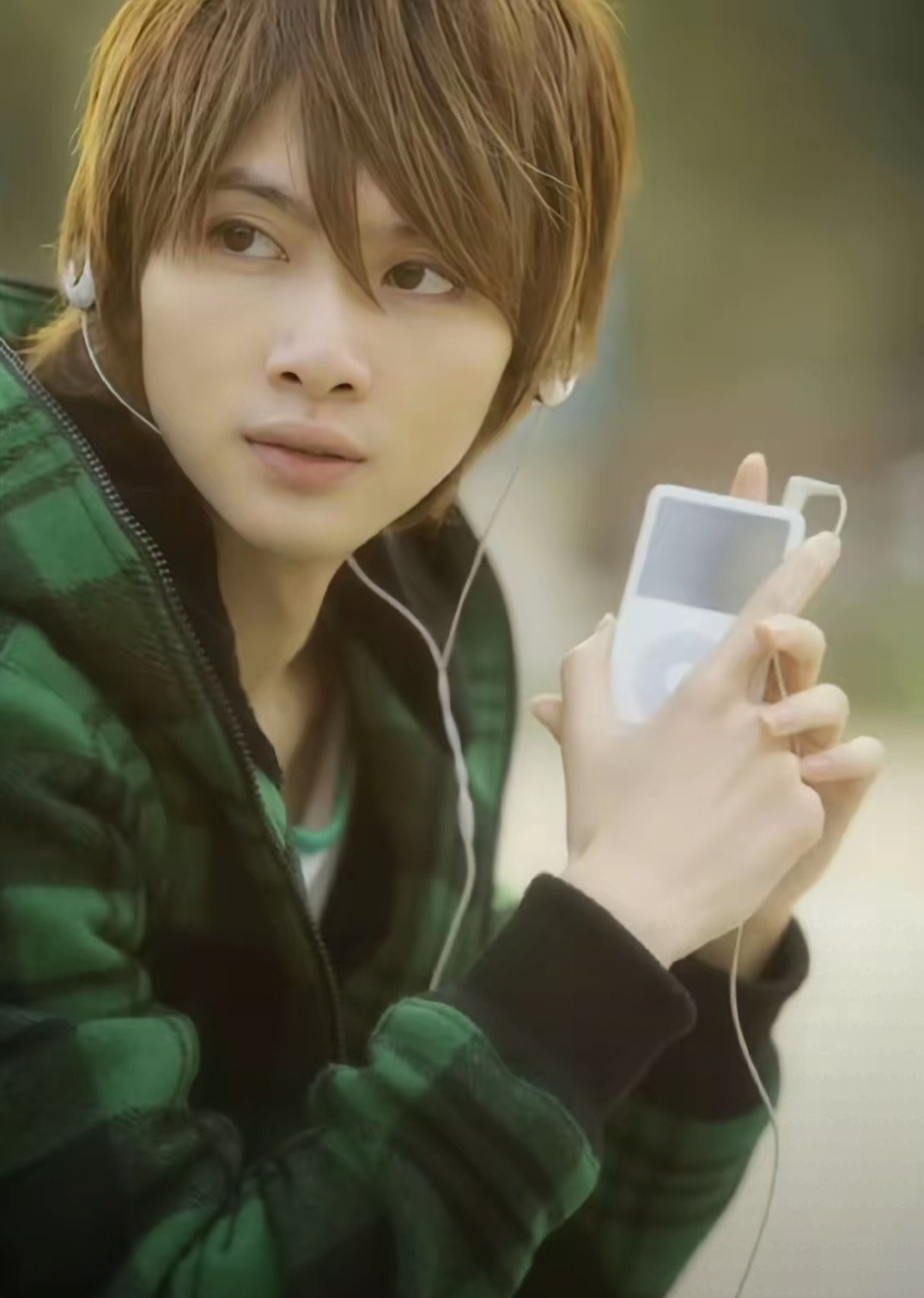 又有人站出来🔨张杰了，这人是06加油好男儿选手向鼎，喜欢早期选秀节目的观众对这