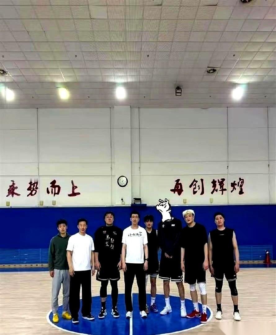 2米18的朱荣振，毫无征兆地出现在了沈阳的街头。对面坐着的是吴昌泽和俞泽辰，全