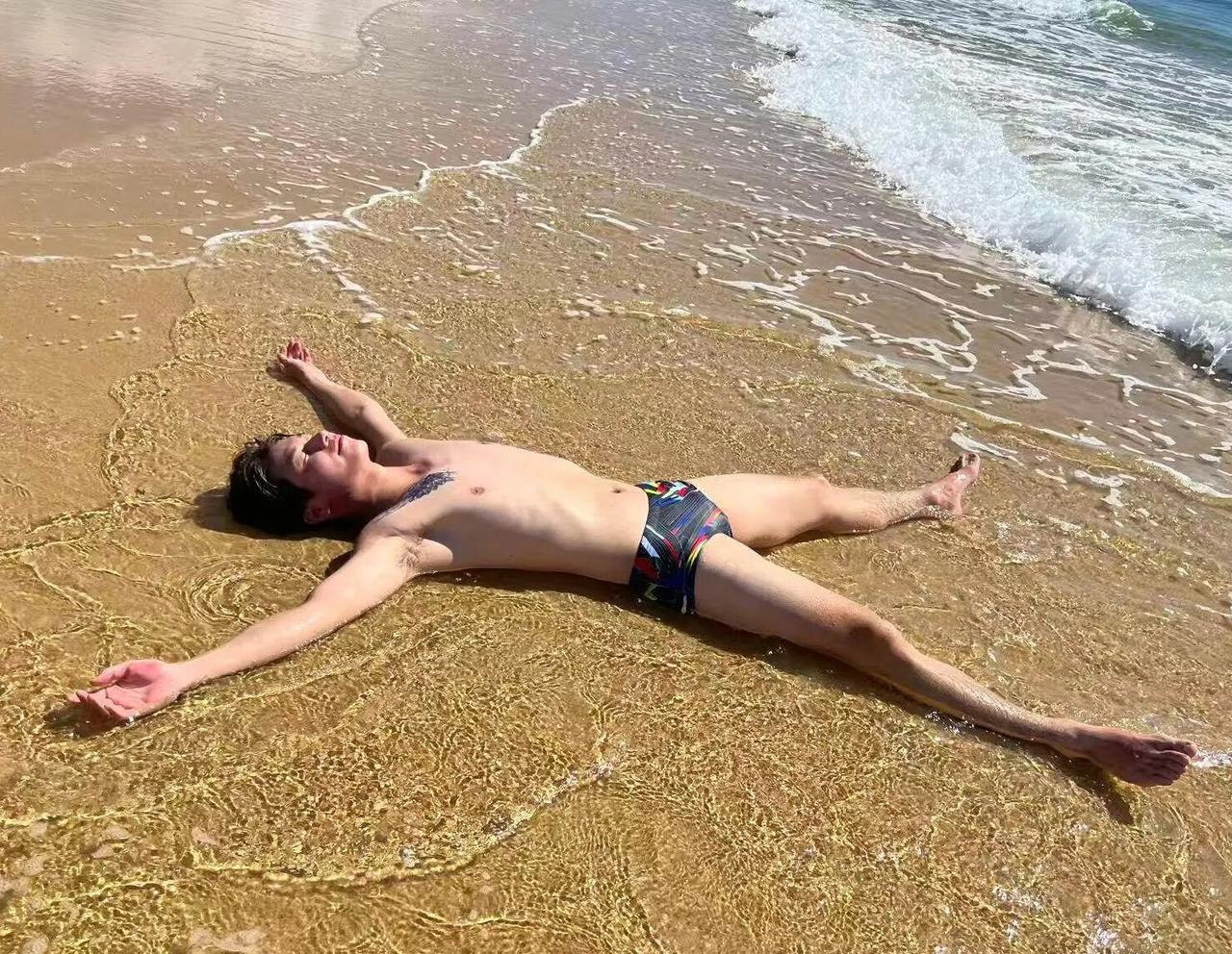 就这样静静地躺在海边的沙滩上，惬意极了。细腻的沙子带着温热，好似一双双轻柔的手，