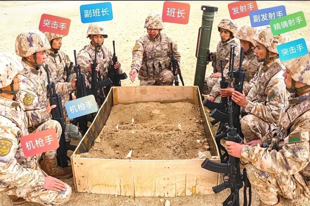 这是解放军陆军的合成步兵班，正在开展沙盘战术推演与战前任务部署。沙盘战术推演，