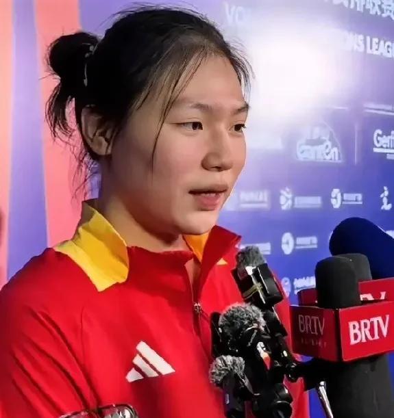中国女排的天才二传，赛后采访都这么稳重有条理。不说，你真的不会认为她只有16岁