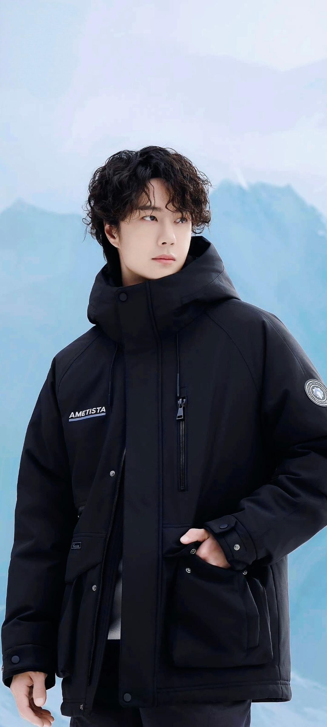 王一博新图，国货穿出国际大牌范儿[赞][赞][赞]​​​