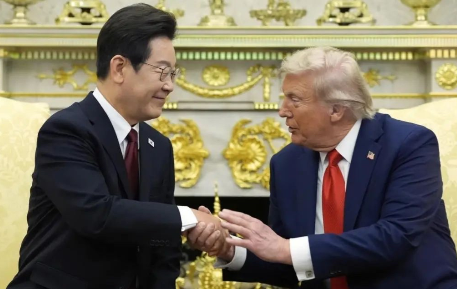 老特又吹上牛皮了，特朗普对来访的韩国总统李在明吹嘘说：“虽然中国手上有一些牌，但