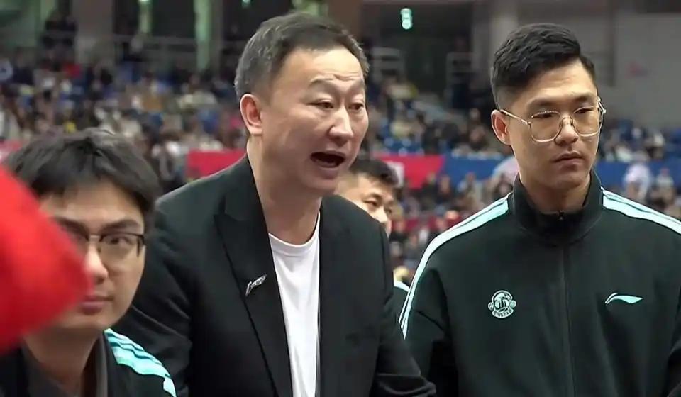 韦瑟斯庞或将离队！原因是青岛男篮与广东男篮那场比赛。比赛中，主教练刘维伟情绪