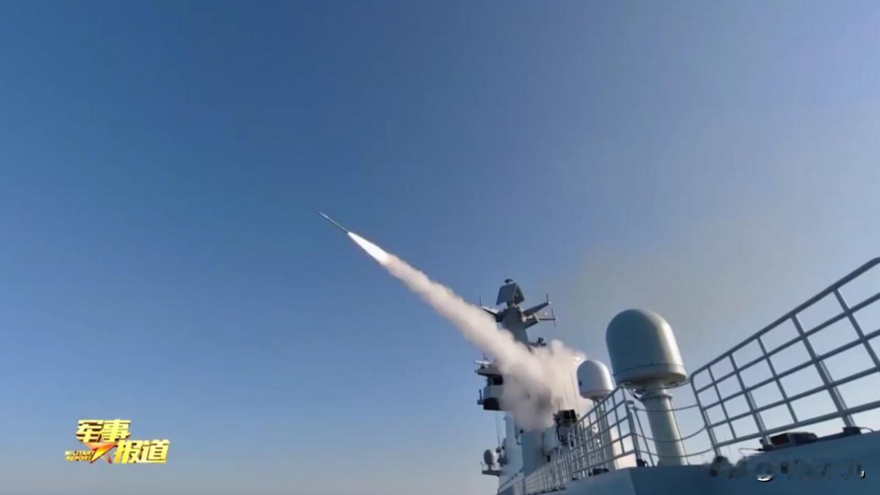 075，居然发射海红旗10防空导弹了？这画面，真的很少见……这画面，虽然之