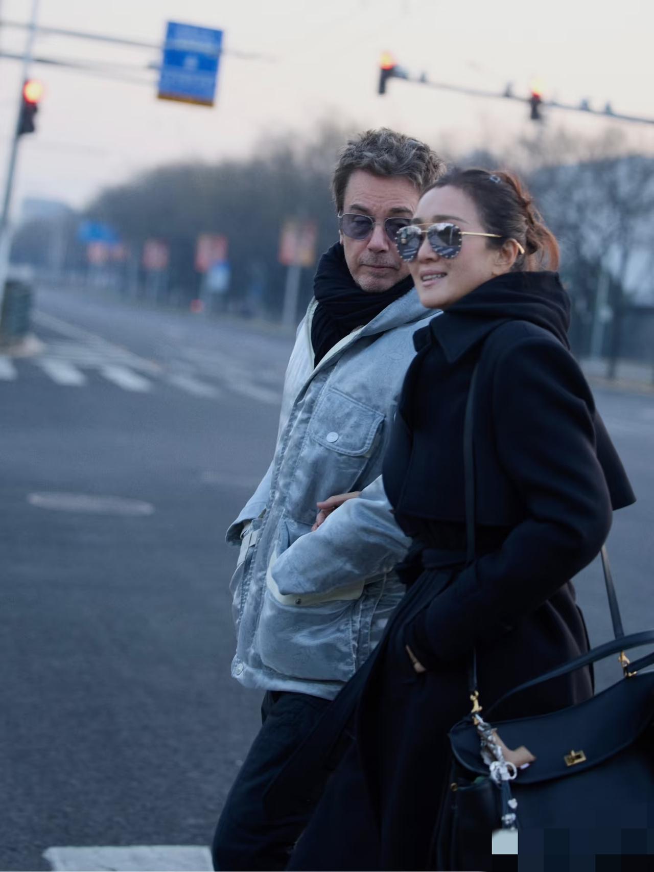 巩俐大概率要孤独终老了，她与77岁的现任法国老公在北京游玩，无儿无女，老公近80