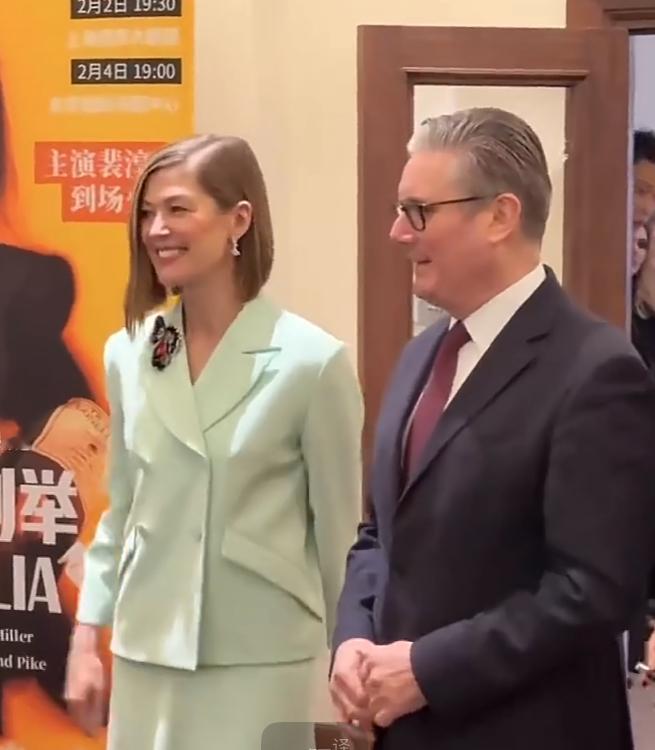 近日英国演员裴淳华用一个关于自己中文名的笑话，把到访的英国首相逗乐了。最近，