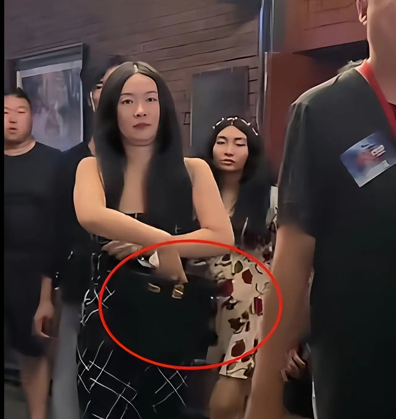 霍思燕支持杜江新片，拎14万爱马仕豪门阔腿既视感，她也不怎么拍戏，怎么这么豪呢？