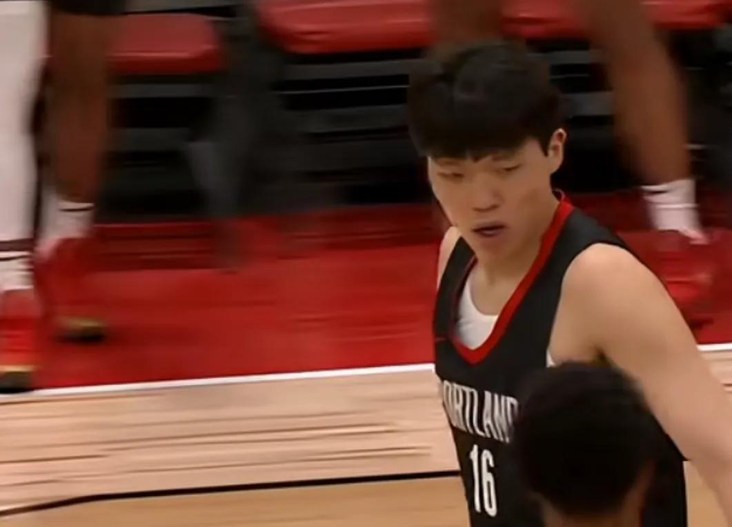 杨瀚森在NBA夏季联赛中，暴露出两个缺点，第一就是速度问题，不适应NBA快速打