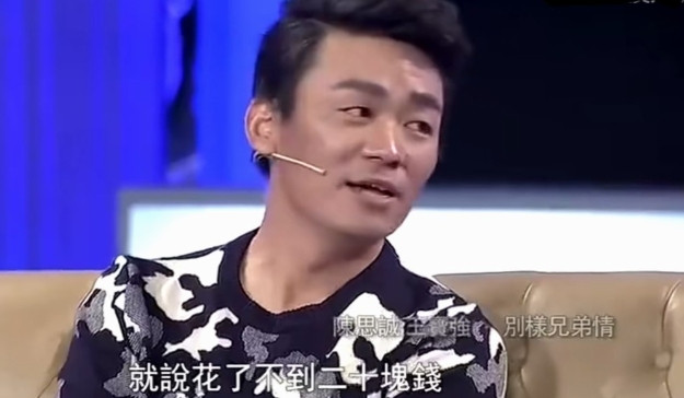 2004年，王宝强跑龙套时，和陈思诚相遇。两人一起吃饭，王宝强不好意思挠着头说: