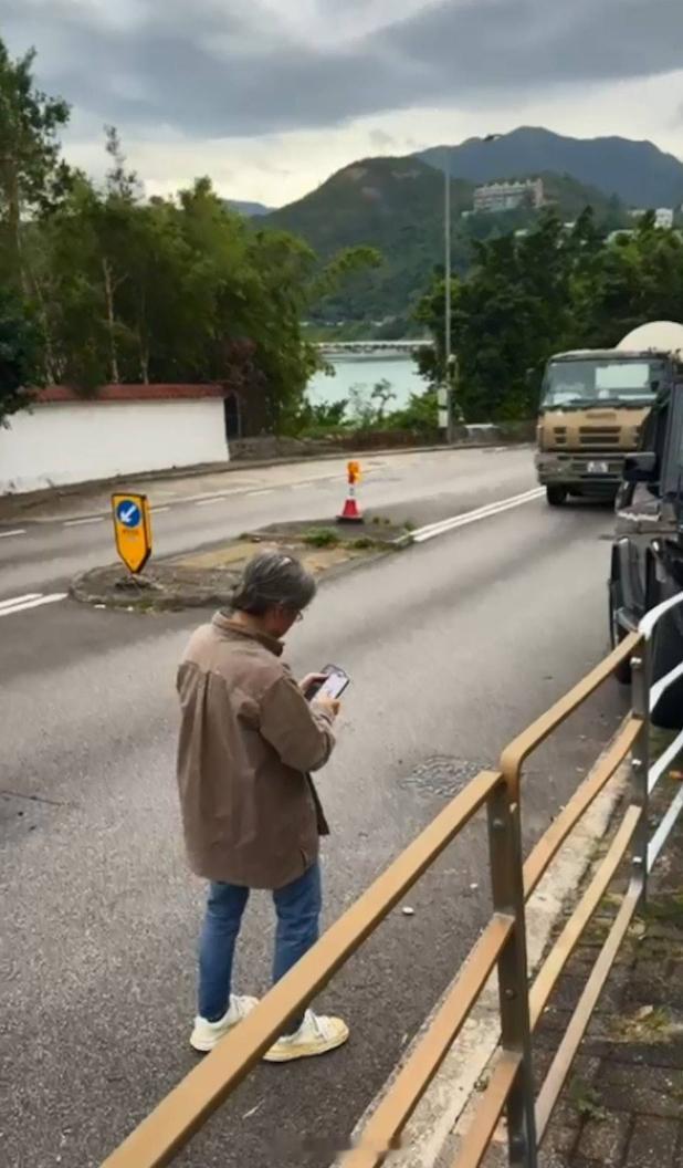 据港媒，11日中午一辆越野车沿香岛道东行，往香叶道方向，司机报称期间一只狗突冲出