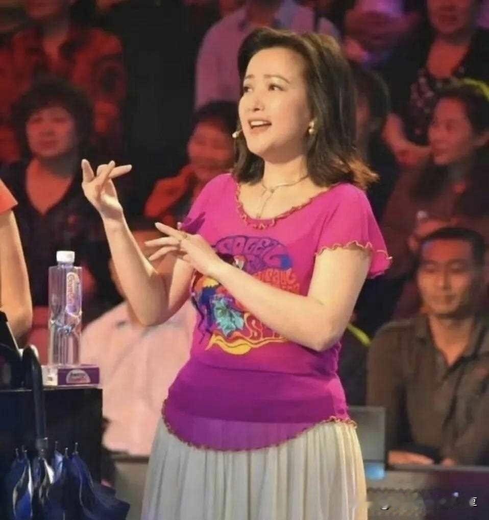 有一种美女即使是发福了，也有一种岁月沉淀的美，她的身材虽然像大妈的样子，不过脸蛋