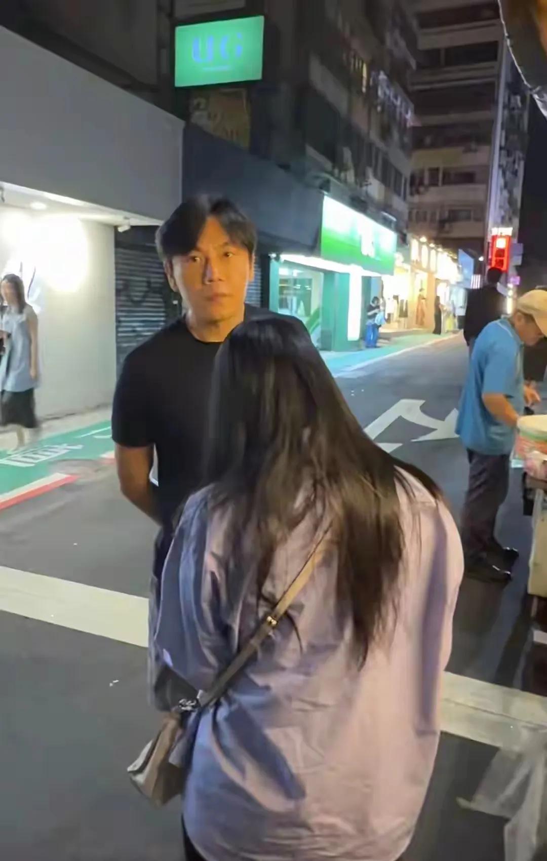 58岁的伊能静和秦昊一起回台北，在路边小吃摊被热心网友偶遇58岁的伊能静