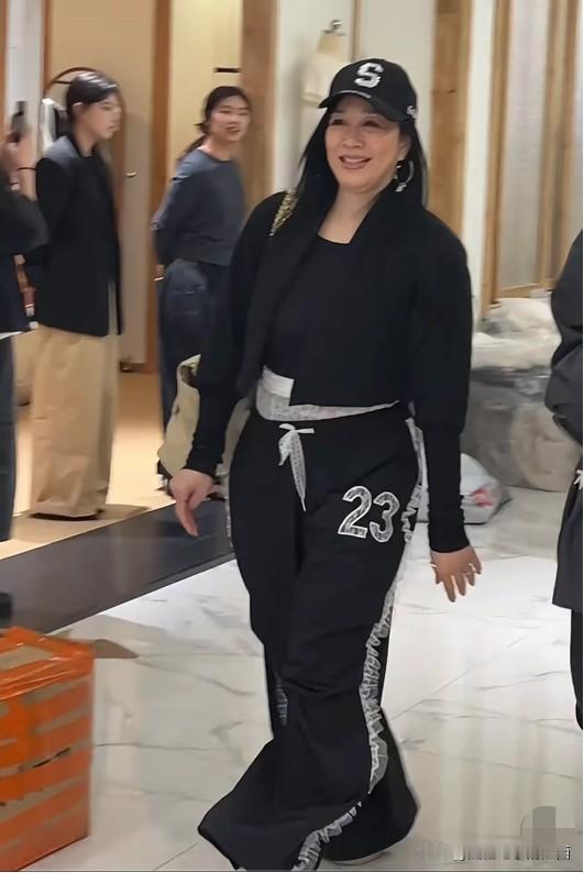 曾经的女神，老了没有变成大妈的模样，依旧是光彩照人，看起来一点也不俗气，反而很贵