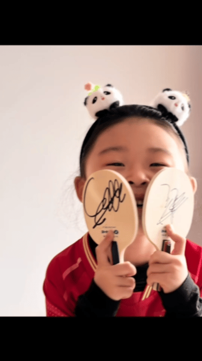 孙逊教练的女儿晒孙颖莎和王楚钦的签名。每天都跟着王楚钦的孙逊教练，虽然没有正