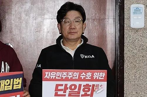 权性东最近都没机会“开撕”，因为他忙着用不吃饭逼金文洙单一化。金文洙也不是善
