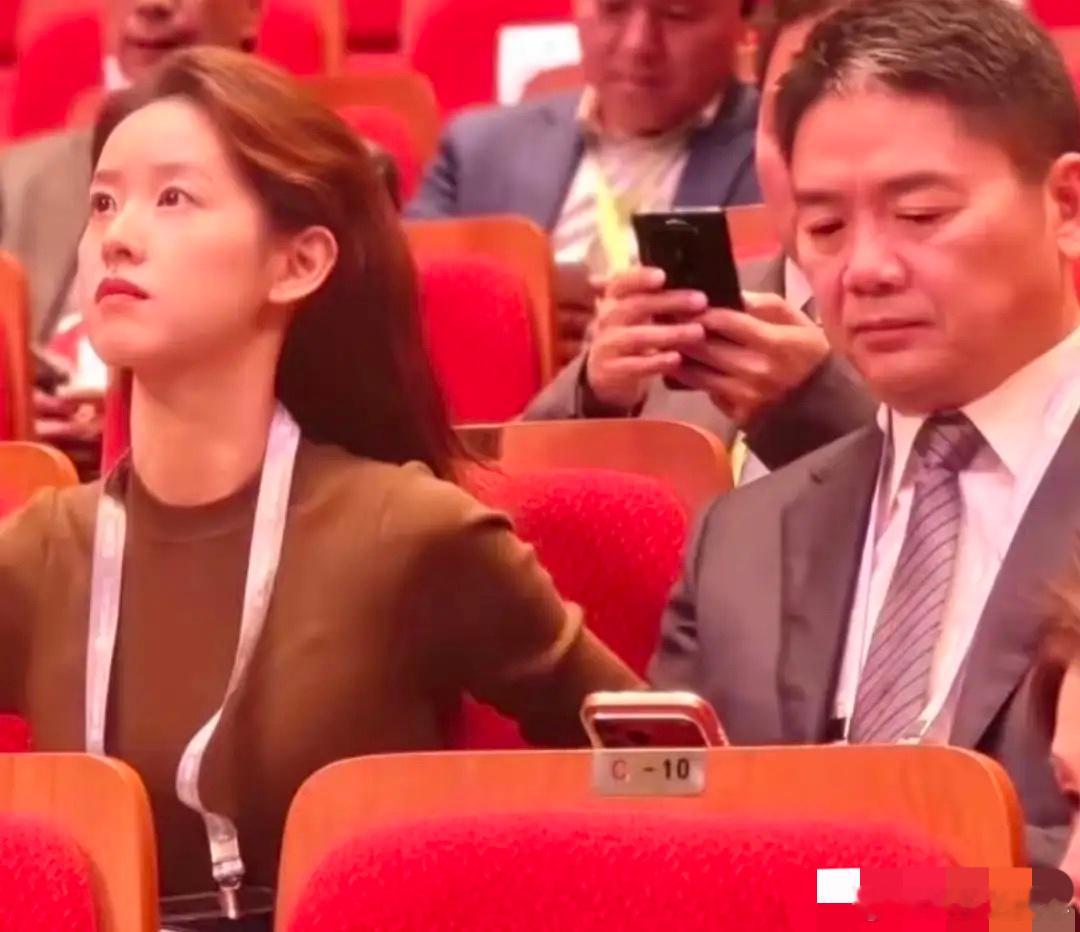 没想到啊，平时一脸严肃的刘强东，私下里很会照顾老婆……带着老婆章泽天一起参加会议