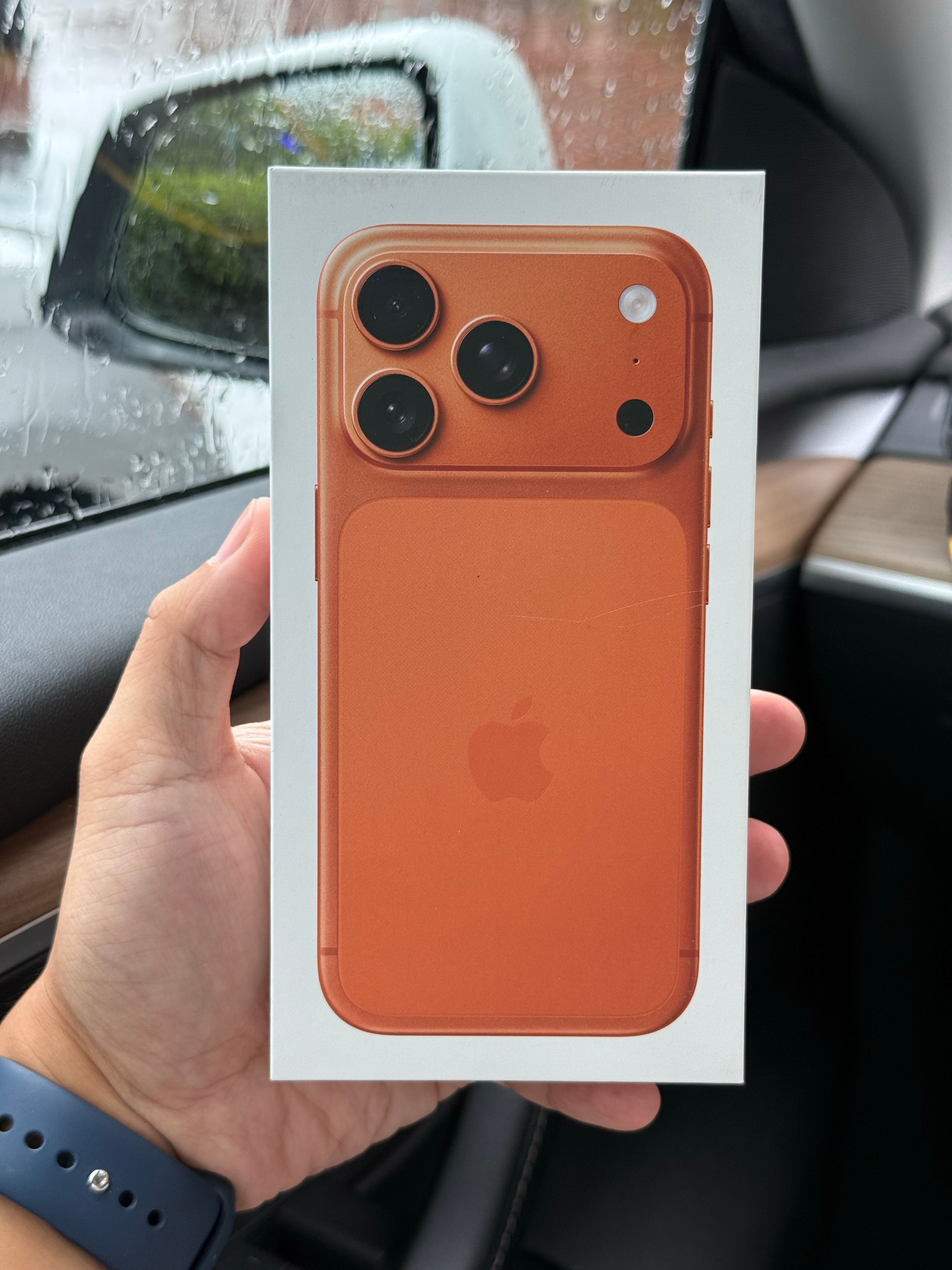 拿到了，iPhone17Pro橙色，青岛下雨，冒着雨取的。我顺嘴问了一嘴黄牛，