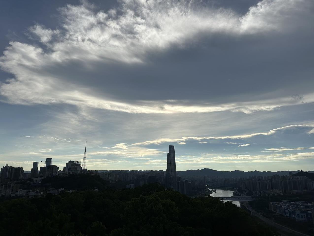 老天爷保佑，今天傍晚，重庆晚霞一定要爆红啊！8月22日下午5点50分，鹅岭公园两