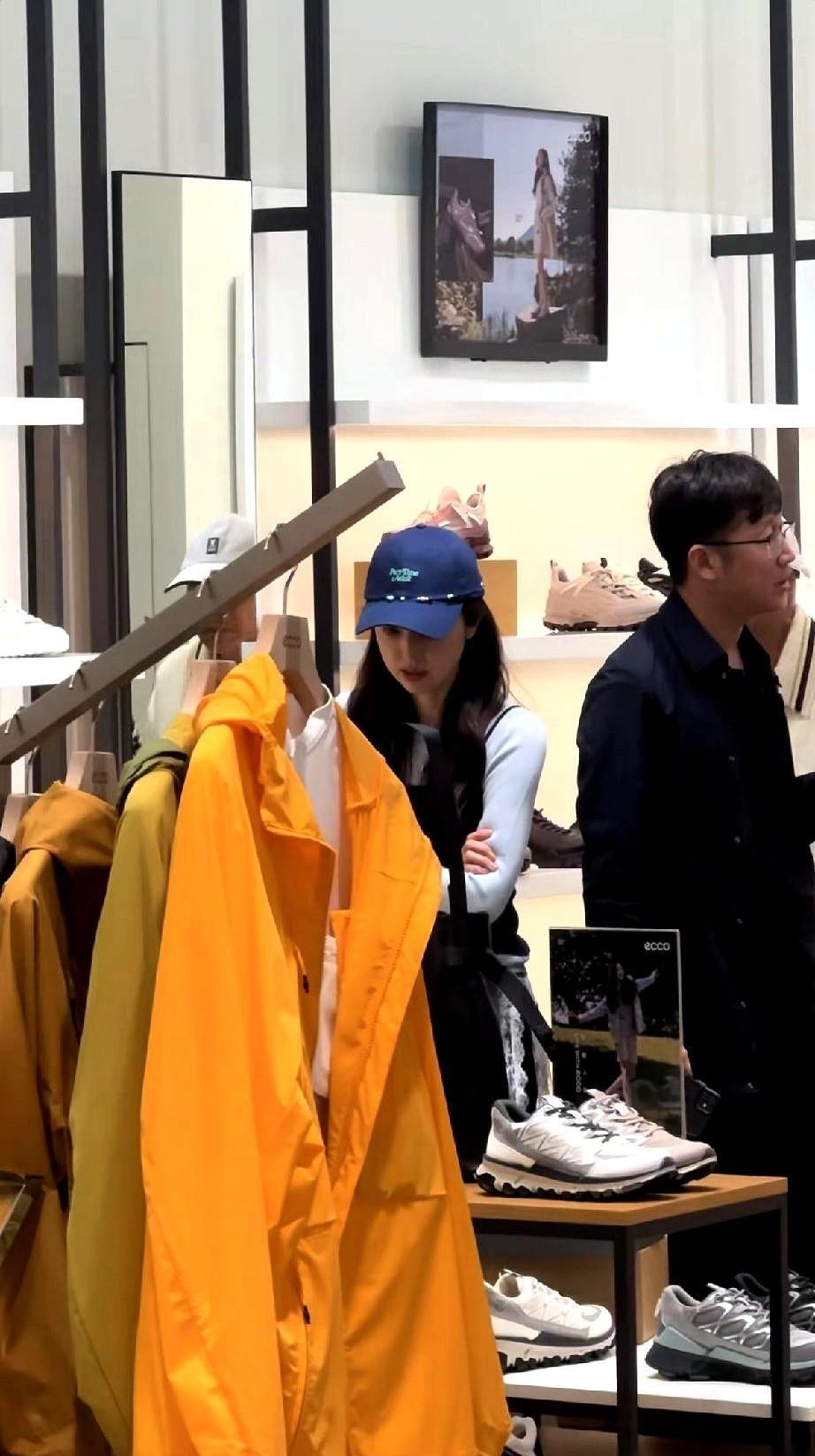 46岁，再婚，不办婚礼，不收彩礼，礼金全捐给女童保护。她没要仪式，要的是体面。