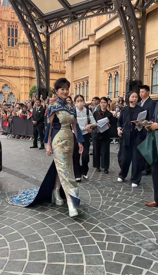 七十多岁赵雅芝一直就是那么美，还是标志性的发型刘海和笑容。几十年来赵雅芝能保持住
