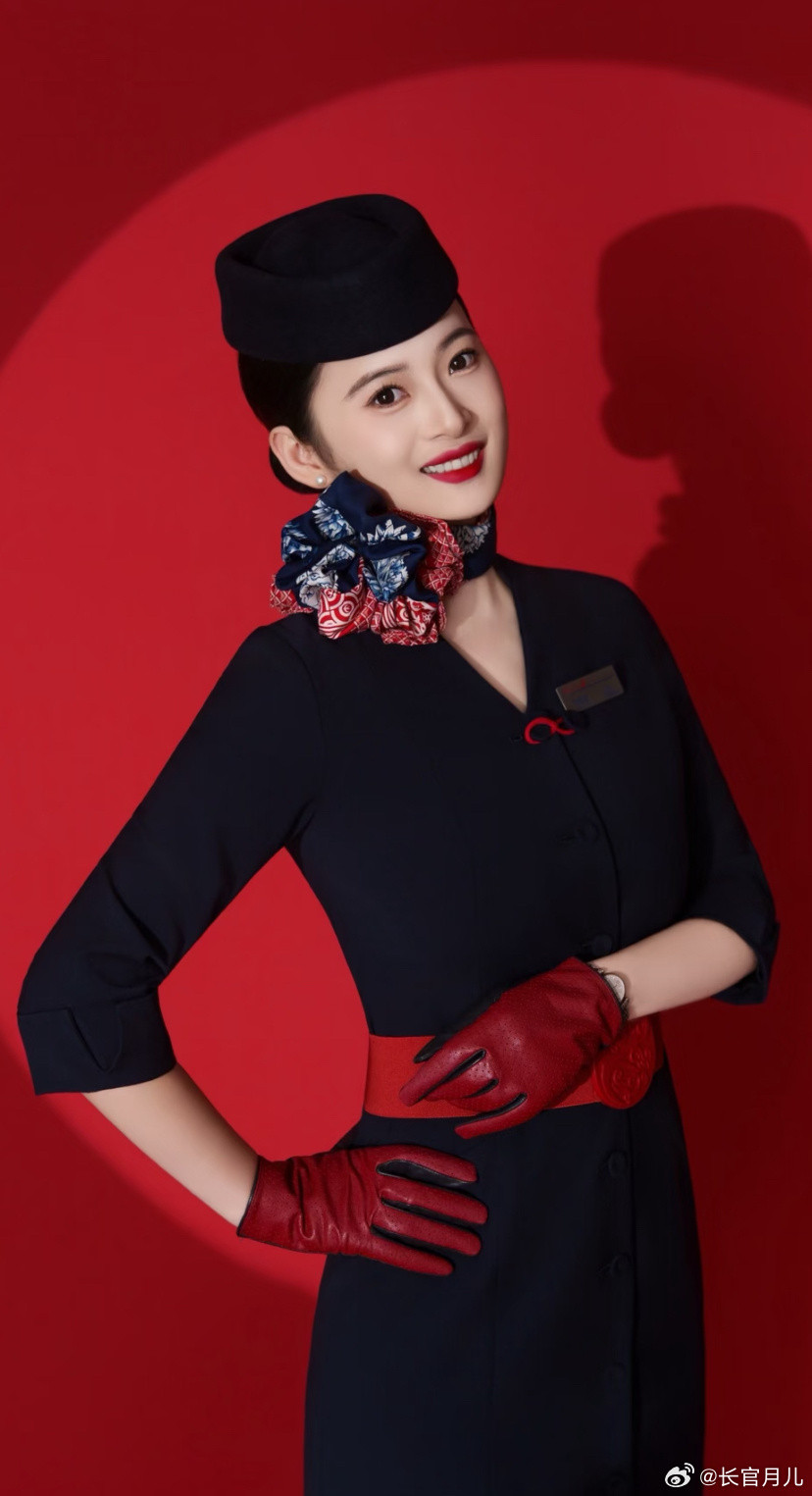 东航空姐的制服照，又美又飒。