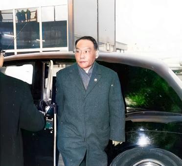 这是1967年熊向晖从英国回国后从汽车上刚刚下来。由于战争中长期特殊的工作原因，